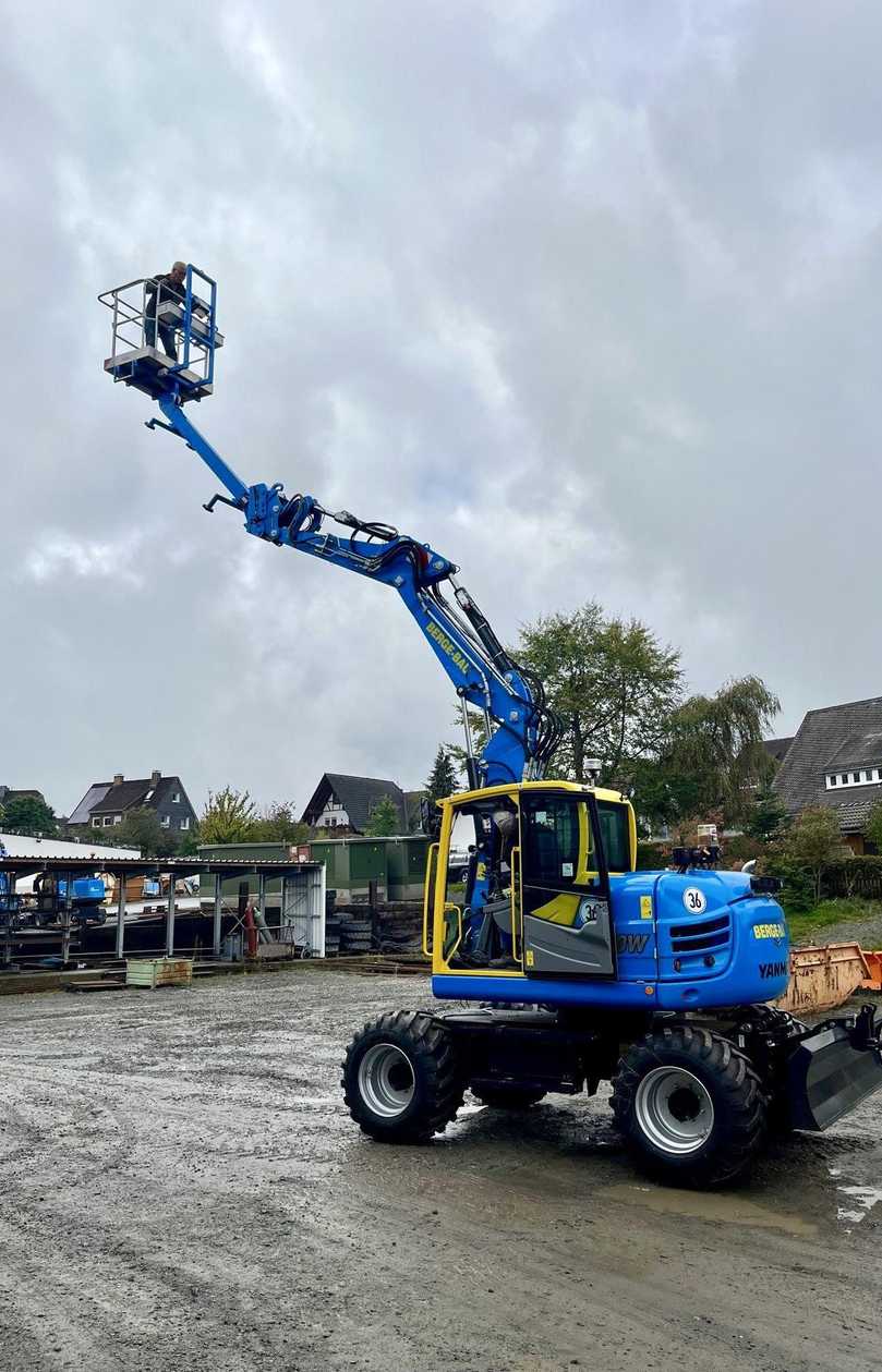 Die fahrbare Hubarbeitsbühne mit Korb lässt nach Maschinenrichtlinie eine Traglast von maximal 200 Kilogramm und zwei Personen zu. | Foto: Yanmar