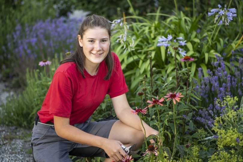 Jana Roßknecht war Auszubildende im Gartenforum und wurde als Landschaftsgärtnerin übernommen: Vom GaLaBau-Betrieb wurde sie für ehrenamtliche Zwecke freigestellt, damit sie ein Jugendlager der Pfarrei begleiten kann. | Foto: Ulrike Sommer