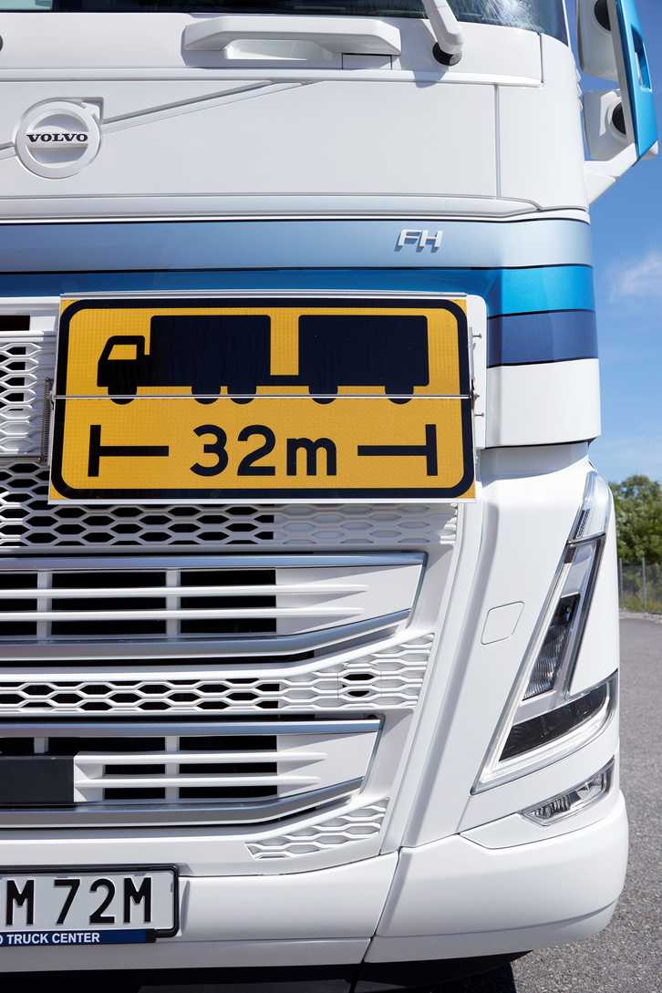 Das gelbe Schild mit der Längenangabe am Kühlergrill des Volvo FH Electric lässt keine Zweifel über den Schwerverkehr-Einsatz aufkommen. | Foto: Volvo Trucks