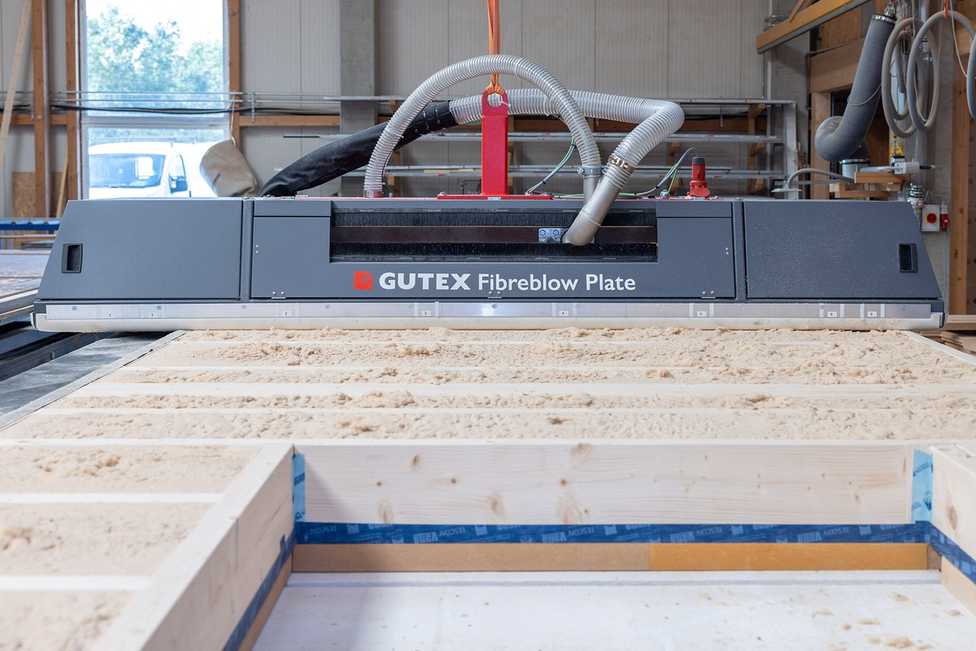 Gutex stellt neues Holzfaser-Einblassystem für den Holz-Modulbau vor