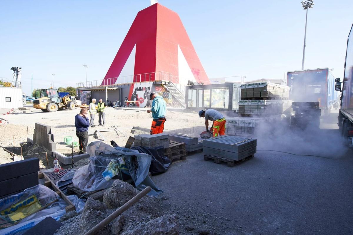 Auch das Ammann-A steht schon. Der Messestand soll dieses Jahr nochmals verkleinert worden sein. | Foto: Messe München