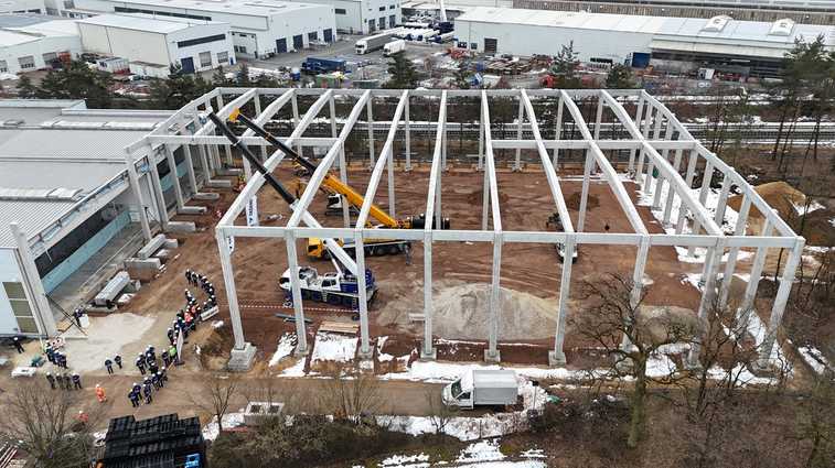 Richtfest in Lauf: Tadano baut neues Ersatzteilzentrum