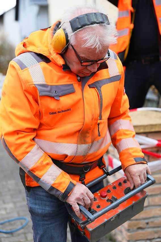 Dieter Schmitt, Geschäftsführer der DBS Schmitt GmbH, steuert seinen Saugbagger auch gerne selbst. | Foto: MTS Mobile Tiefbau Saugsysteme Dieter Schmitt, Geschäftsführer der DBS Schmitt GmbH, steuert seinen Saugbagger auch gerne selbst. | Foto: MTS Mobile Tiefbau Saugsysteme