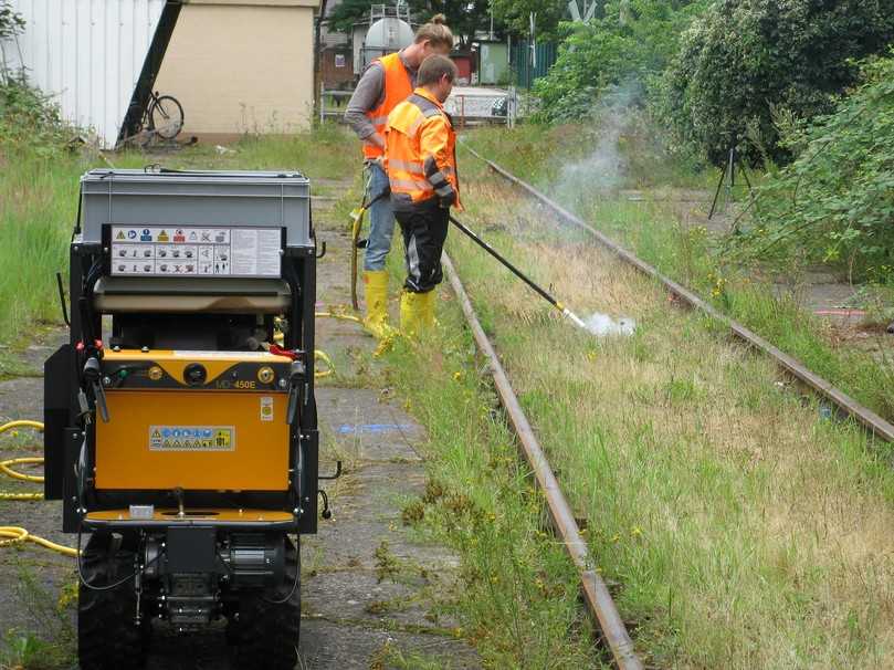 DB-Projekt „Ausstieg Glyphosat“: Heißwasser-Gerät Geysir (linkes Foto) und Elektrolanze „RootWave“ im Feldversuch. | Foto: Dr. Arnd Verschwele