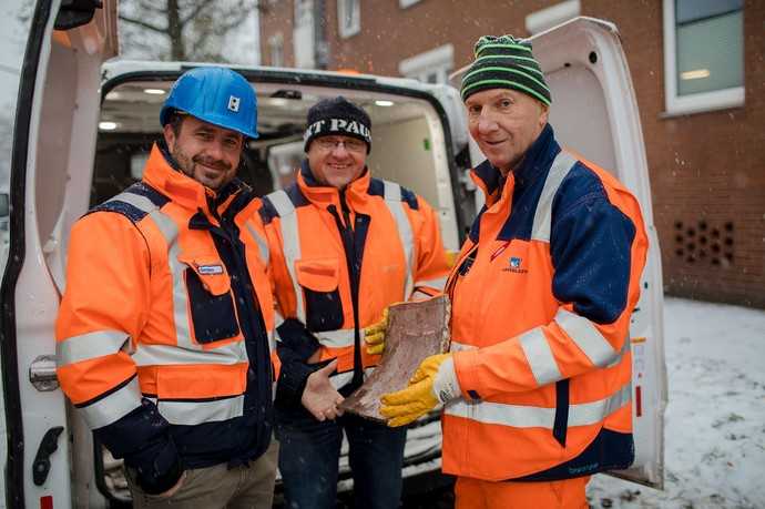 Freuen sich über den guten Zustand des Probestücks (v.l.n.r): Stephan Bollmann, (Hamburg Wasser), Kai Ihrck, (Netzbetrieb Mitte, Hamburg Wasser) und Kolonnenführer Jens Obels (Aarsleff Rohrsanierung). | Foto: Aarsleff Rohrsanierung