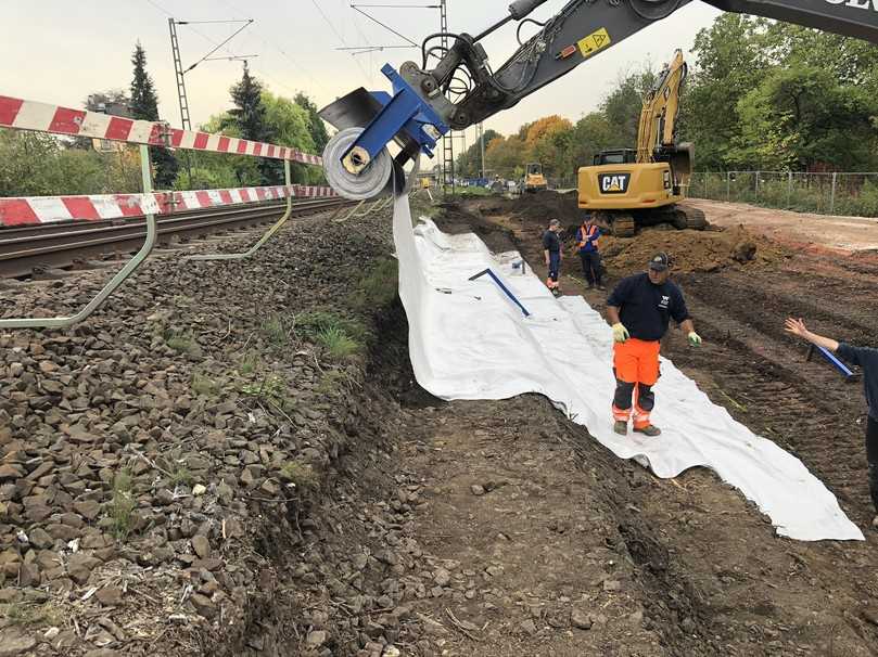 Geotextil-Verlegung beim Bahnbau: Der Clou beim „Vliesmaster“ ist seine starre Aufnahme. | Foto: Tibatek