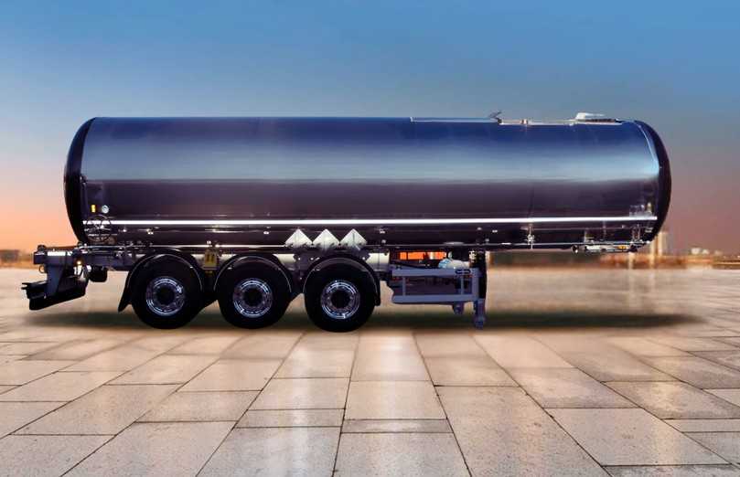 Der Bitumen-Tankwagen von Van Hool transportiert hochviskose Materialien, ist hitzebeständig und fasst 30.000 bis 35.000 l Volumen. | Foto: Schmitz Cargobull