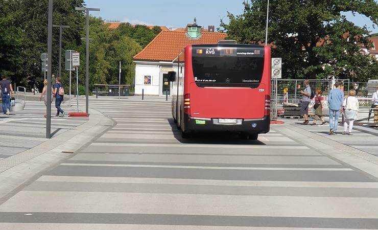 Gestalten mit Asphalt: Gestreifte Fahrbahn in der Kieler City