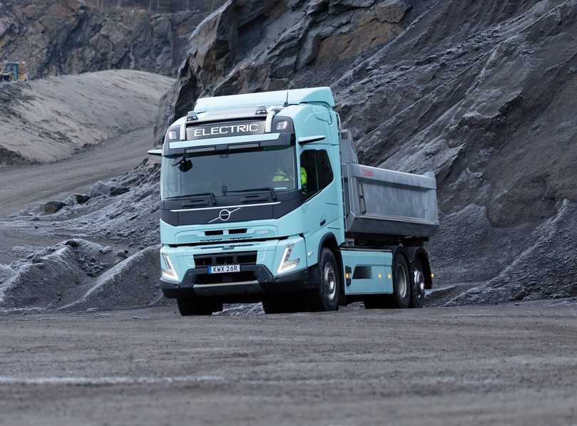 Den Volvo FMX Electric 6x4 Kipper treiben drei Elektromotoren mit 666 PS Dauerleistung an. In der Spitze erreichen die Permanent-Magnet-Synchronmotoren (PSM) sogar bis über 800 PS. | Foto: Volvo Trucks