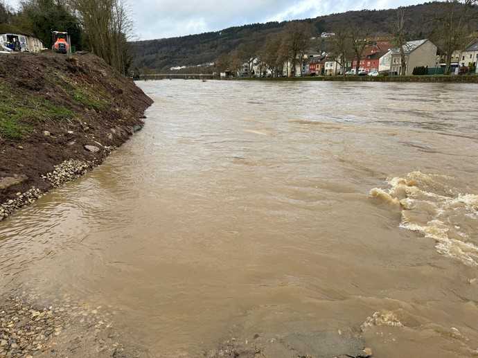 Immer wieder mussten die Arbeiten bei plötzlich auftretendem Hochwasser die Arbeiten unterbrochen werden. | Foto: Martin Boldorf