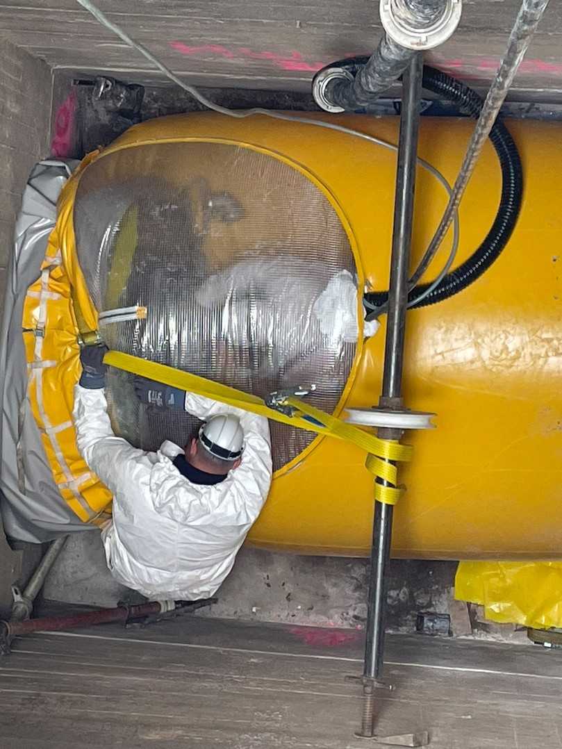 Ein Mitarbeiter bringt den GFK-Schlauchliner in Position – Grundlage für die grabenlose Sanierung der Ablaufleitungen unter dem Deich in Altrip. | Foto: Swietelsky-Faber