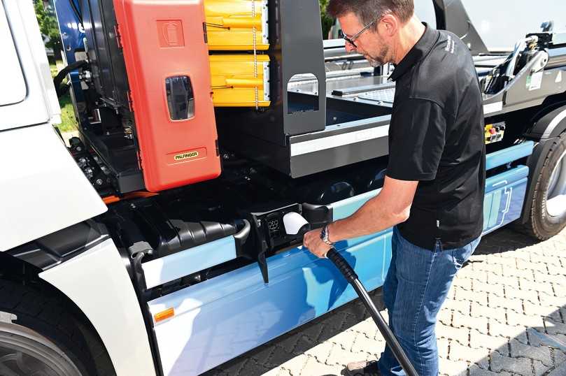 Der Stopp an der Ladesäule ist simpel. CCS-Stecker in die Ladebuchse des eActros und schon kann’s losgehen. | Foto: Mercedes-Benz Trucks, Meiller, Quatex