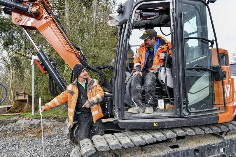 Polier Karl-Heinz Schoch (links) bespricht mit Baggerfahrer Friedrich Walder die nächsten Arbeitsschritte. | Foto: Dieter Göllner