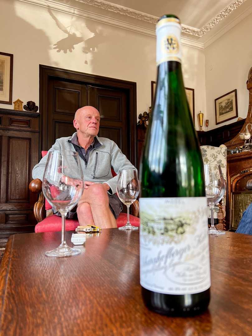 Egon Müller genießt ein Glas 2018er Scharzhofberger Riesling. | Foto: AriensCo GmbH