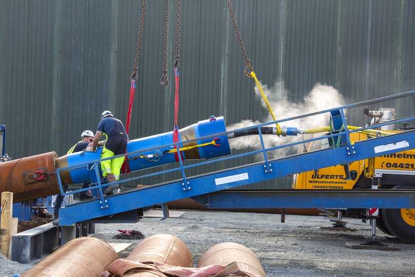 Die druckluftbetriebene TAURUS-Ramme während des Vortriebs eines Stahlrohrs | Foto: Tracto