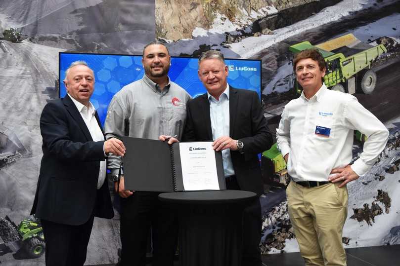 Vertragsunterzeichnung in England: (v.l.n.r.) Howard Dale, Präsident von LiuGong Europe, Jason Derraven, Geschäftsführer von Dragon Plant Sales Ltd, Dean Thornewell, Geschäftsführer von LiuGong UK, Andy Millen, LiuGong UK Händlerentwicklung. | Foto: LiuGong Vertragsunterzeichnung in England: (v.l.n.r.) Howard Dale, Präsident von LiuGong Europe, Jason Derraven, Geschäftsführer von Dragon Plant Sales Ltd, Dean Thornewell, Geschäftsführer von LiuGong UK, Andy Millen, LiuGong UK Händlerentwicklung. | Foto: LiuGong