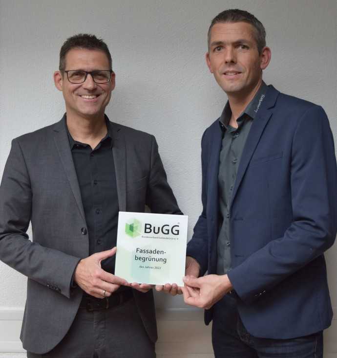 BuGG-Präsident Dr. Gunter Mann (links) überreicht Fabian Meier, Geschäftsführer der Skygardens AG, die Siegerplakette. | Foto: Skygardens AG & Leistungsfotografie.ch