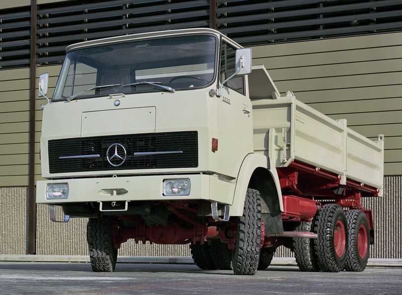 Der Mercedes Allrad-Frontlenker mit Kippmulde setzte sich aus Technik von Mercedes und Henschel zusammen. | Foto: Daimler Truck AG