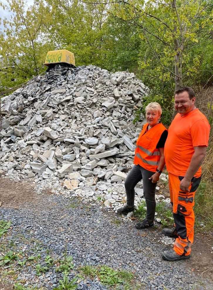 Geschäftsführerin Cornelia Galinsky (li.) und Vertriebsleiter Tino Bermich besichtigen das Großprojekt (hier: Materialsammelplatz) | Foto: Mauerspecht