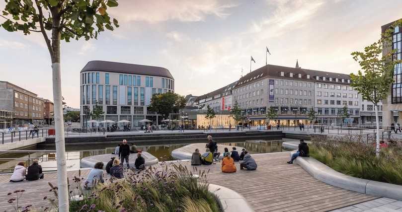 Der Wasserplatz, der fast vollständig barrierefrei gestaltet ist, bildet das Herzstück des Projekts „Kleiner Kiel Kanal“. | Foto: bgmr / Thomas Rosenthal