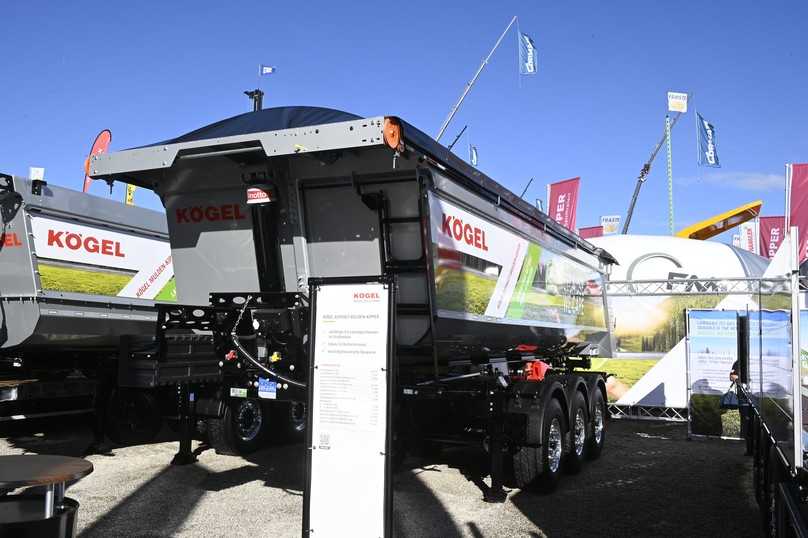 Der Kögel Asphalt-Muldenkipper stand bereits auf der bauma 2022 auf dem Münchener Messegelände. | Foto: QUATEX