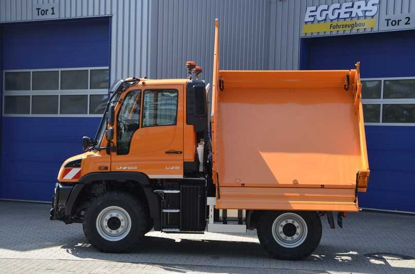 Den niedrigen Dreiseitenkipper-Aufbau hat Eggers Fahrzeugbau beigesteuert. | Foto: Daimler Trucks AG Den niedrigen Dreiseitenkipper-Aufbau hat Eggers Fahrzeugbau beigesteuert. | Foto: Daimler Trucks AG