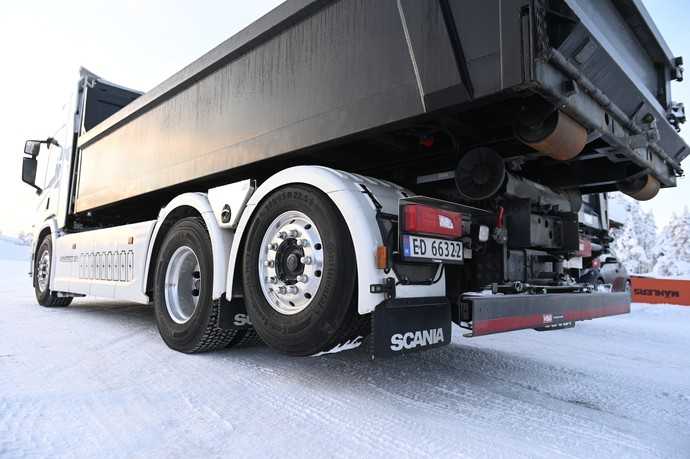 Der elektrische Scania BEV 25 P mit Kipperaufbau lässt sich auch auf Eis und Schnee sicher fahren. | Foto: Quatex