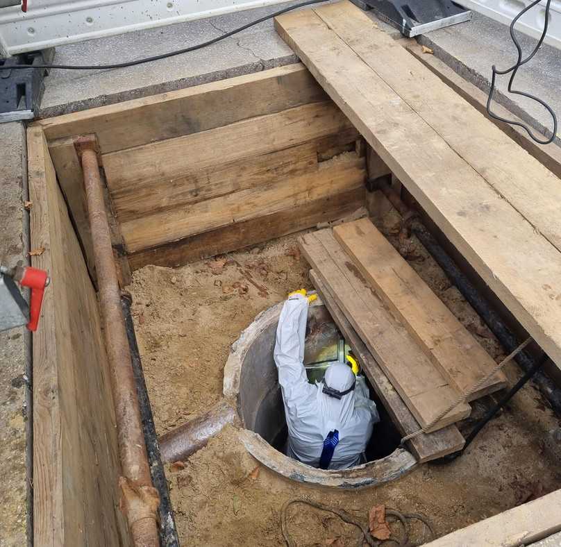 Bei zwei Schächten wurde der Konus abgenommen und über diese beiden minimalistischen Baugruben erfolgte der Einzug der sieben Schlauchliner. | Foto: Entsorgungsbetriebe Lübeck Bei zwei Schächten wurde der Konus abgenommen und über diese beiden minimalistischen Baugruben erfolgte der Einzug der sieben Schlauchliner. | Foto: Entsorgungsbetriebe Lübeck
