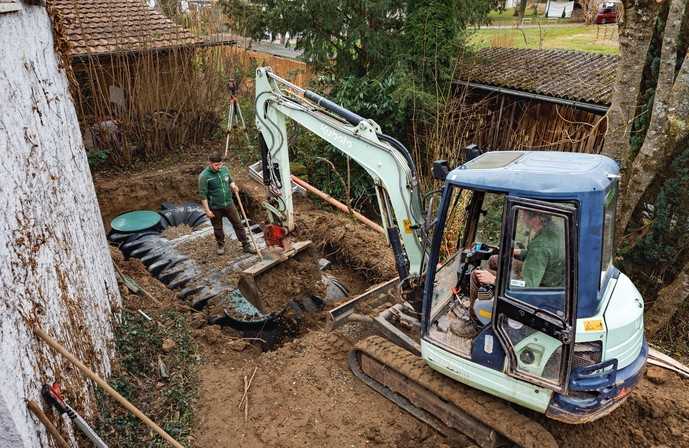 Die Baugrube wurde bis zur Geländeoberkante mit Erde verfüllt. | Foto: Graf