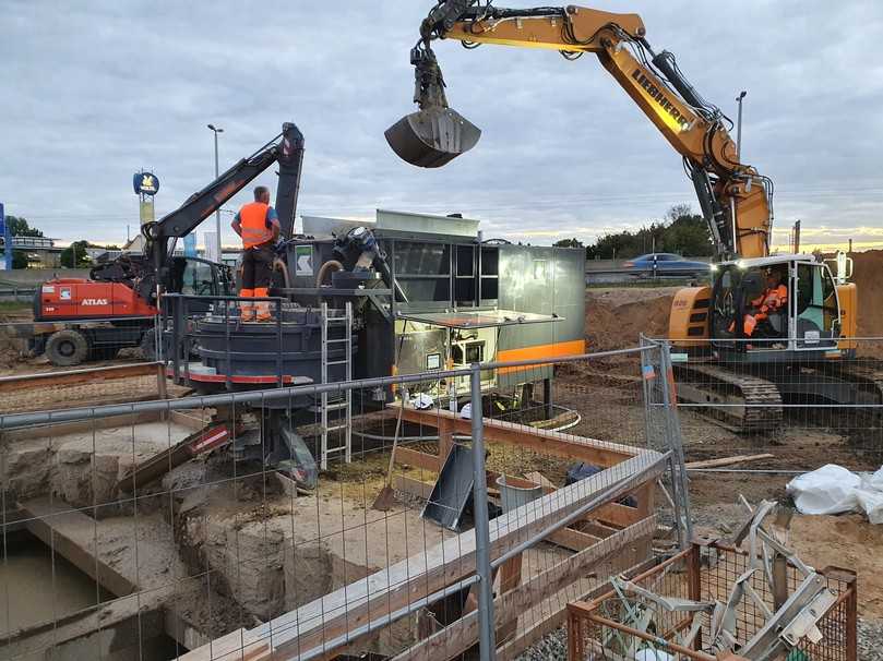 In Summe ermöglichte die Aufbereitung des Bodenaushubes vor Ort eine Einsparung von rund 500 Ab- und Antransporten per Lkw. | Foto: Max Kroker Bauunternehmung GmbH & Co