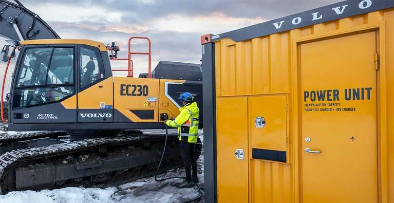 Standardmäßig wird der Volvo EC230 Electric über einen CCS2-Anschluss geladen. Eine weitere Option bildet eine mobile, speziell an die Anforderungen des Elektrobaggers abgestimmte Powerbank. | Foto: Volvo CE