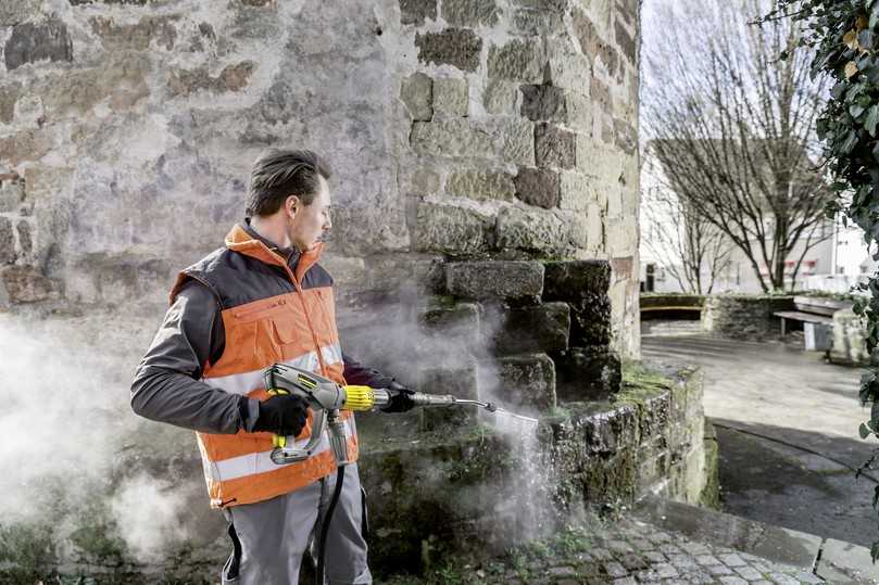 Leicht und handlich sind an Heißwasser-Hochdruckreiniger angeschlossene Lanzen mit Aufsätzen. Sie eignen sich auch für die Unkrautbeseitigung an schwer zugänglichen Stellen, zum Beispiel an Mauern oder in Nischen. | Foto: Kärcher Leicht und handlich sind an Heißwasser-Hochdruckreiniger angeschlossene Lanzen mit Aufsätzen. Sie eignen sich auch für die Unkrautbeseitigung an schwer zugänglichen Stellen, zum Beispiel an Mauern oder in Nischen. | Foto: Kärcher