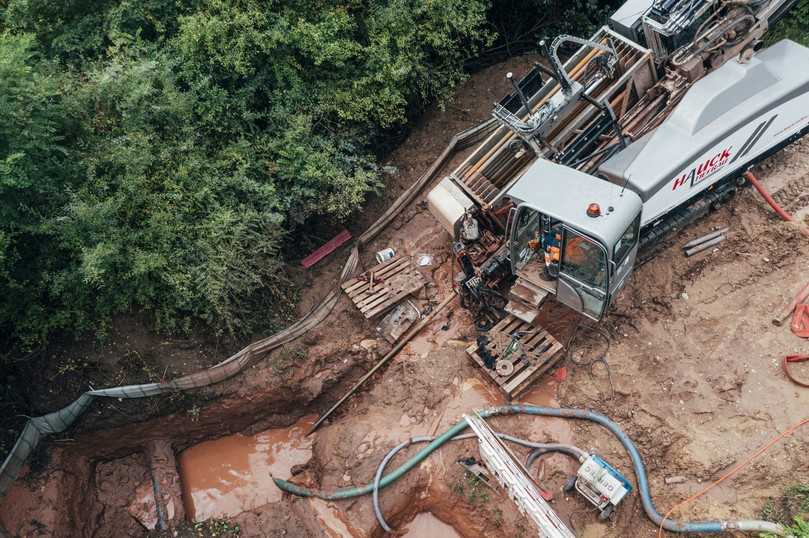 Gesamtübersicht der Baustelle aus der Nähe mit Startbaugrube, dem Grundodrill 28Nplus, dem Gestängewechselmagazin sowie dem Bohrspülteich. | Foto: Tracto-Technik