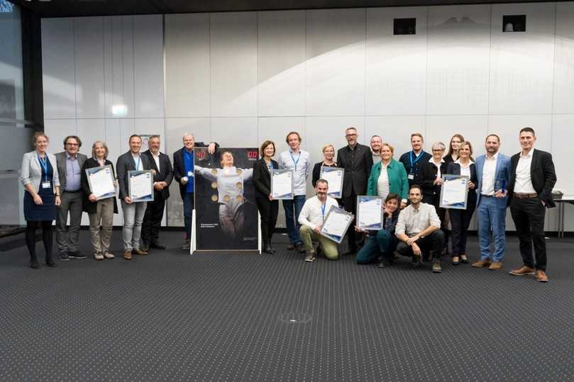 Die Gewinner des QualitätsPreises Planer am Bau 2023/2024 mit der Jury und dem TÜV-Team vor dem Fecht-Mobil der Festrednerin, Fecht-Weltmeisterin Britta Heidemann | Foto: QualitätsVerbund Planer am Bau