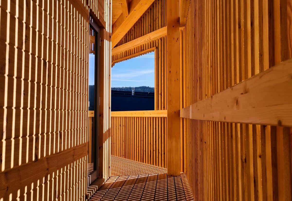 Vom Laubengang aus öffnen sich Fenster, die wie ein Bilderrahmen einen ungehinderten Blick auf die Landschaft ermöglichen. | Foto: Sebastian Graubner