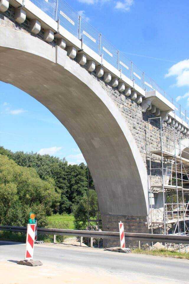 Bahnbrücke über dem Selbitztal: Die Instandsetzung des Betons der Gewölbebögen erfolgt mit Carbonbeton. Damit wird ein hoher Verstärkungsgrad bei geringen Schichtdicken von Beton erreicht.