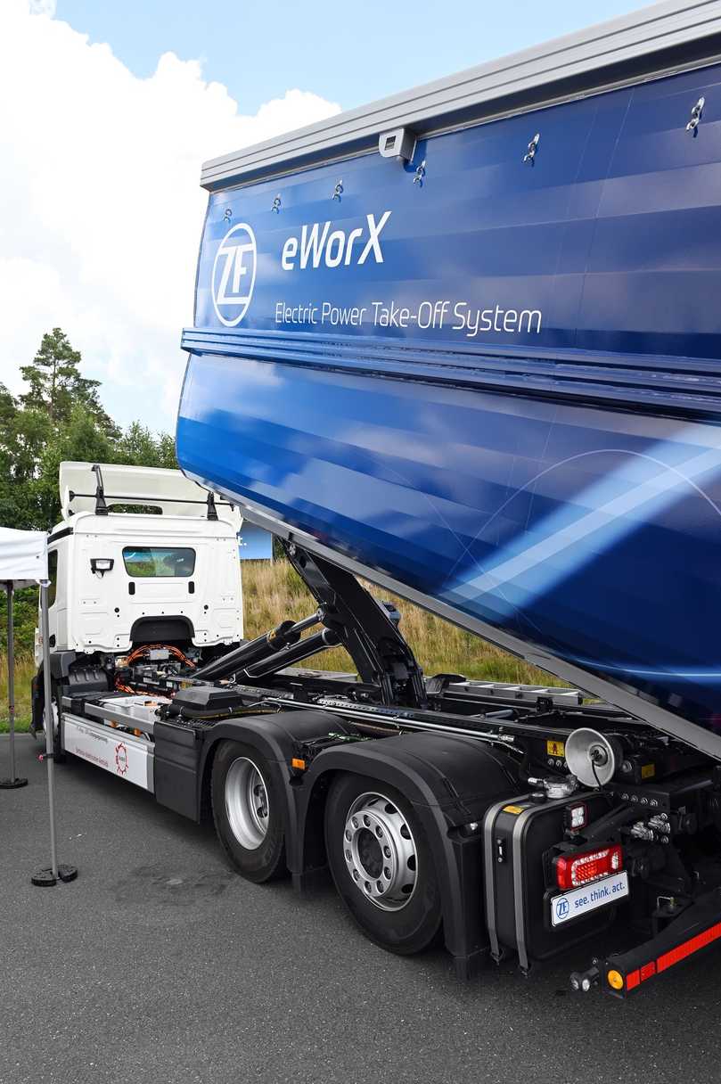 Der vollelektrische Kipper-Nebenantrieb eWorX sitzt nun im Lkw-Chassis. | Foto: QUATEX