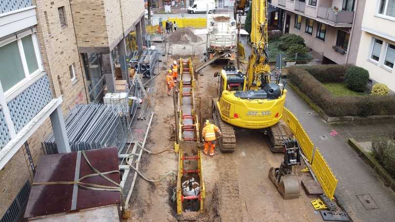 Dank der Flüssigbodentechnologie brauchten die Leitungsgräben nur auf eine lichte Grabenbreite von 0,65 m ausgebaggert zu werden. | Foto: BQF e.V.