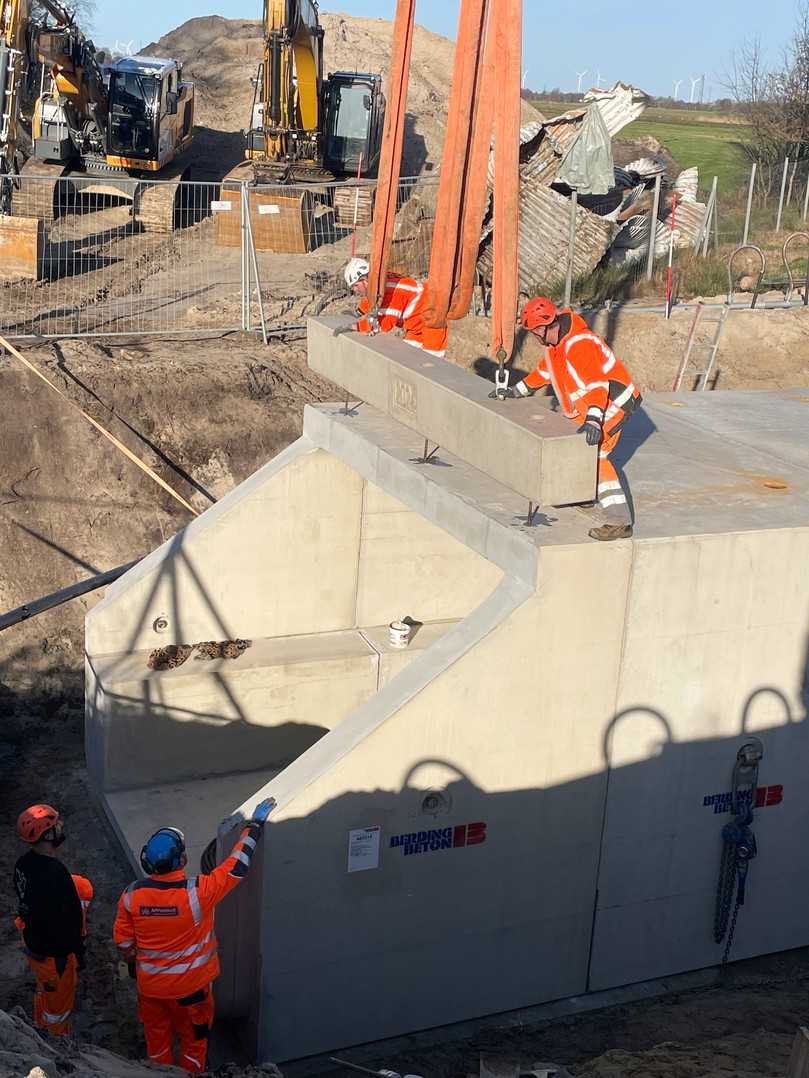 Montage eines Endrahmens mit Kopfbalken, der dem Ein- bzw. Auslauf dient. | Foto: Berding Beton GmbH Montage eines Endrahmens mit Kopfbalken, der dem Ein- bzw. Auslauf dient. | Foto: Berding Beton GmbH