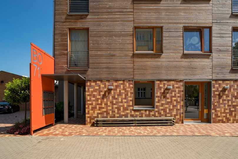 Ungewöhnliche Lösung an einem Mehrgenerationenhaus in Schwerin: Die Fassade im Erdgeschoss wurde mit den gleichen Vandersanden-Klinkern im Pflasterverband verkleidet wie die Außenflächen. | Foto: Vandersanden
