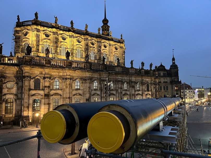 Arbeiten vor beeindruckender Kulisse: Die Kunststoffmantelrohre DN 400 wurden auf dem Theaterplatz im Umfeld der Dresdner Hofkirche und der Semperoper an das bestehende Fernwärmenetz angeschlossen. | Foto: Ludwig Pfeiffer Hoch- und Tiefbau Arbeiten vor beeindruckender Kulisse: Die Kunststoffmantelrohre DN 400 wurden auf dem Theaterplatz im Umfeld der Dresdner Hofkirche und der Semperoper an das bestehende Fernwärmenetz angeschlossen. | Foto: Ludwig Pfeiffer Hoch- und Tiefbau