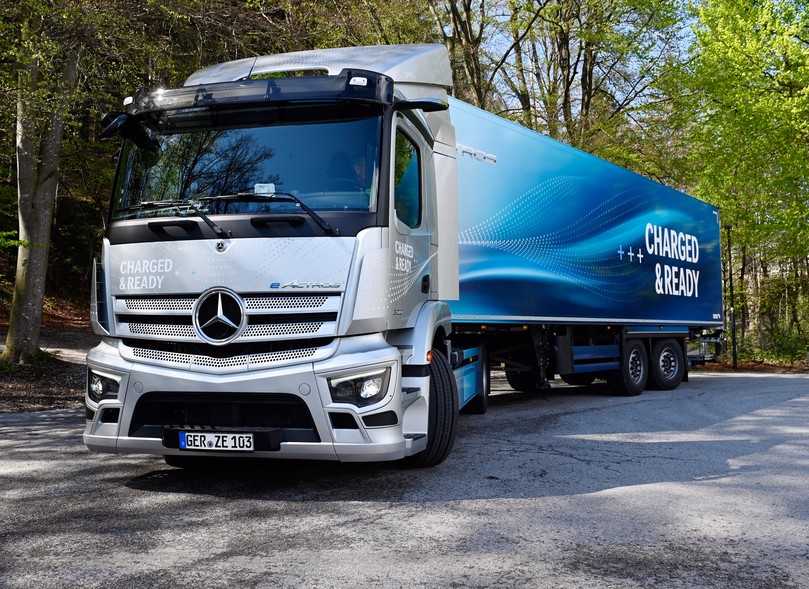 Der Mercedes eActros 300 als Sattelzugmaschine soll ab Herbst für Verteilerfahrten in City und Umland zu haben sein. | Foto: QUATEX