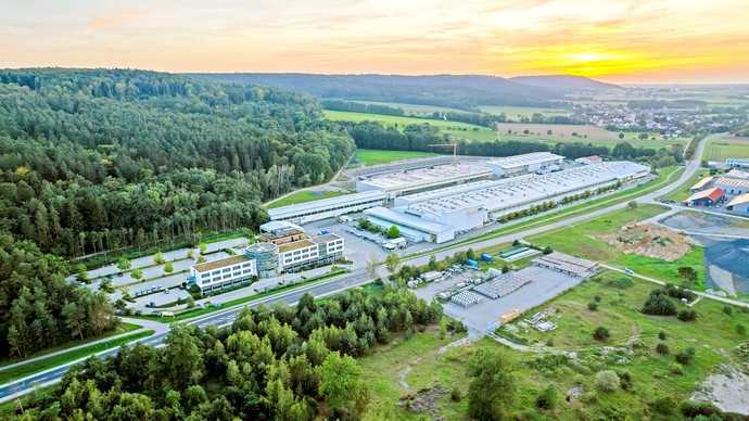 Am Unternehmenssitz der Huber SE in Berching beträgt die Produktionsfläche nach den Erweiterungen ca. 44.000 m2. | Foto: Huber SE