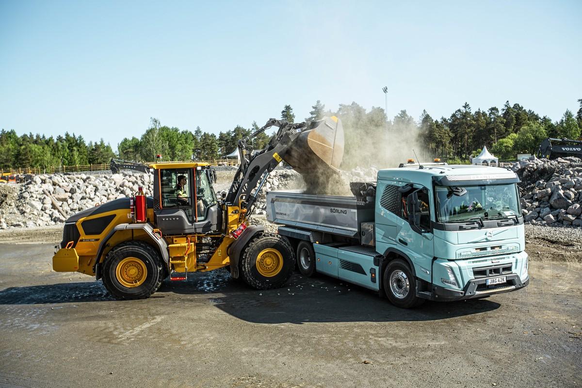 Nachhaltige Bauprozesse sind keine Zukunftsmusik mehr: Volvo CE zeigt mit dem vollelektrischen Ralader L90 Electric und einem batteriebetriebenen Bau-Lkw, was schon heute möglich ist. | Foto: Volvo CE