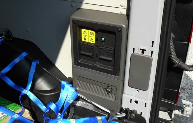 Der E-Transit als Stromlieferant mit Steckdosen für Werkzeug. Und Warnung, falls sich die Batteriekapazität dem Ende nähert. | Foto: Randolf Unruh