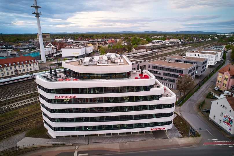 Moderner Bau für moderne Baustofflogistik: Die Eröffnung des Schüttflix-Towers in Gütersloh markiert auch den Abschluss des neuen Stadtquartiers "Gleis 13". | Foto: Schüttflix