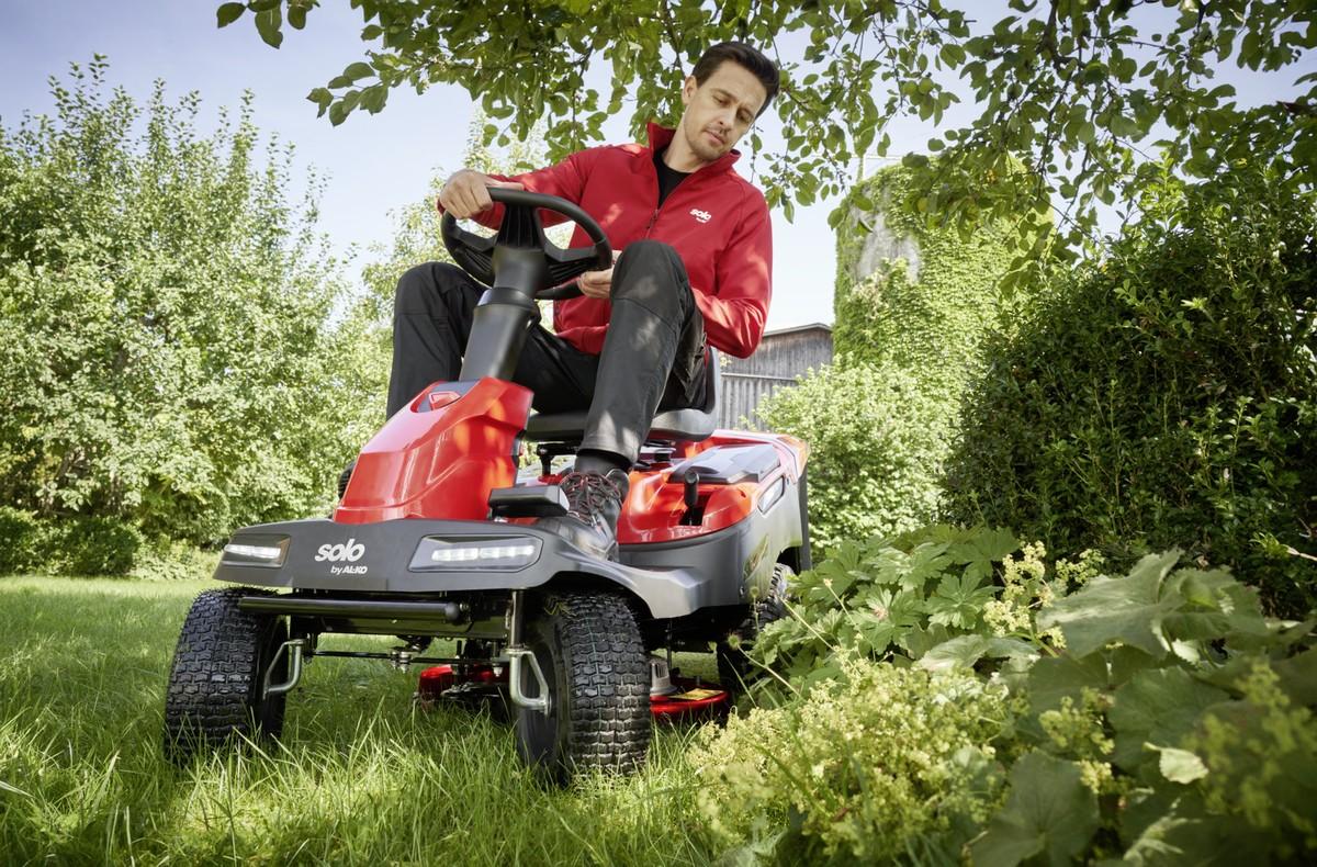 Mit dem Rider lässt sich problemlos rückwärts mähen, selbst bei voller Geschwindigkeit von 8 km/h. | Foto: AL-KO Gardentech