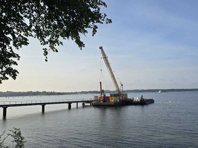 Die Betonsteine aus CO2-armen Beton und zwei Fischhotels wurden von einem Ponton aus sowie mit Unterstützung von Tauchern in die Ostsee eingelassen. | Foto: Holcim Die Betonsteine aus CO2-armen Beton und zwei Fischhotels wurden von einem Ponton aus sowie mit Unterstützung von Tauchern in die Ostsee eingelassen. | Foto: Holcim