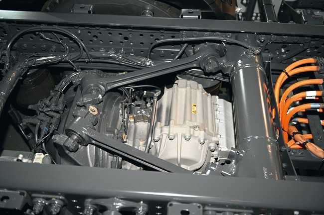 Eine kompakte e-Achse mit zwei integrierten Elektromotoren sorgt mit 330 kW im Dauerbetrieb für den Antrieb. | Foto: Mercedes-Benz Trucks, Meiller, Quatex