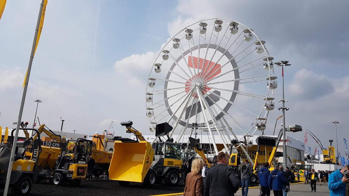 Für Oktoberfest-Feeling auf der Bauma sorgte das Riesenrad auf dem Stand von Wacker Neuson. | Foto: BB/B_I